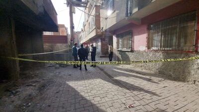 Akrabaların silahlı kavgasında arada kalan kadın öldü