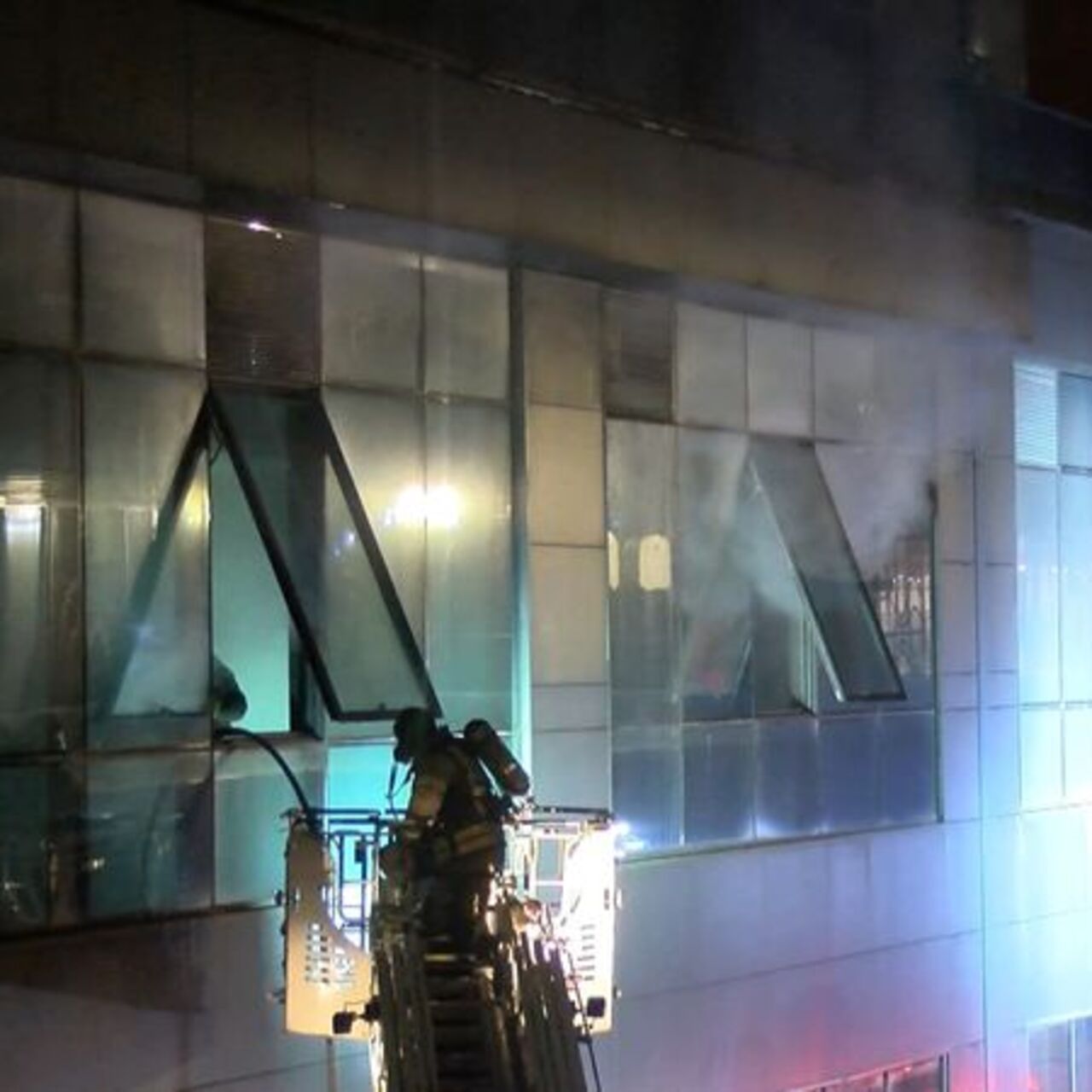 Bakırköy'de rezidansta korkutan yangın