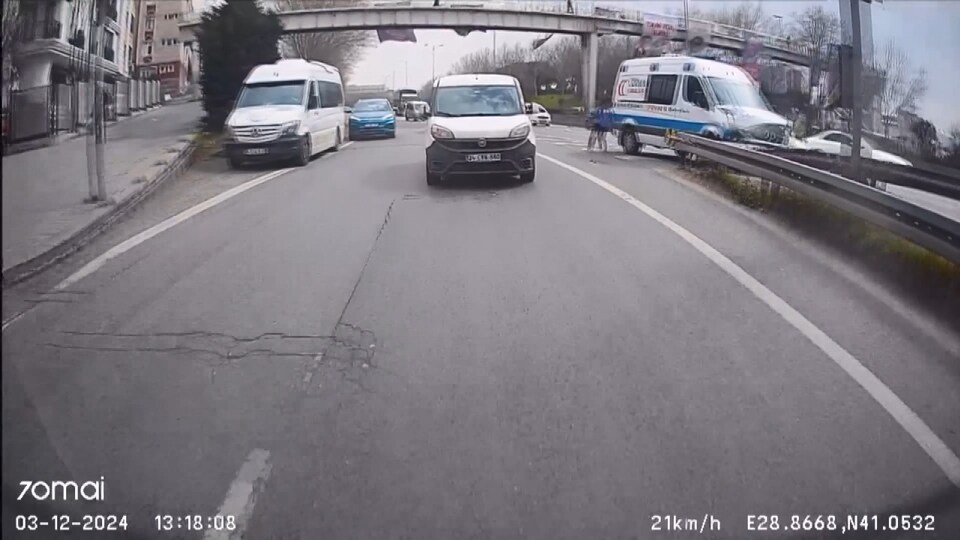 Maganda makas attı ambulans kaza yaptı!