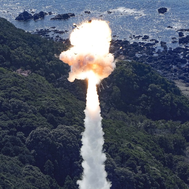 Japonya'da uydu taşıyan roket kalkıştan kısa süre sonra patladı