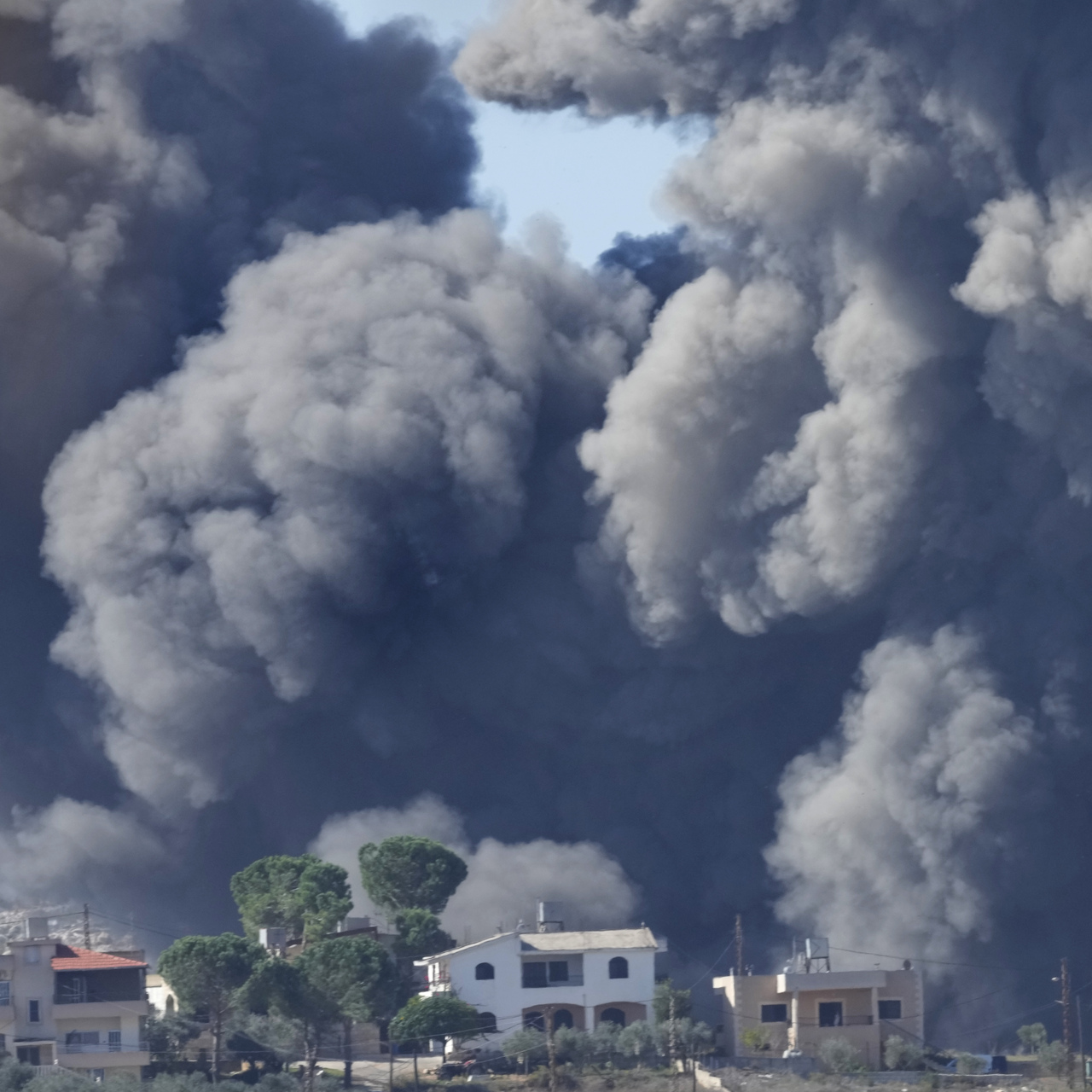 Reuters: İsrail, Lübnan'da bir aracı hedef aldı