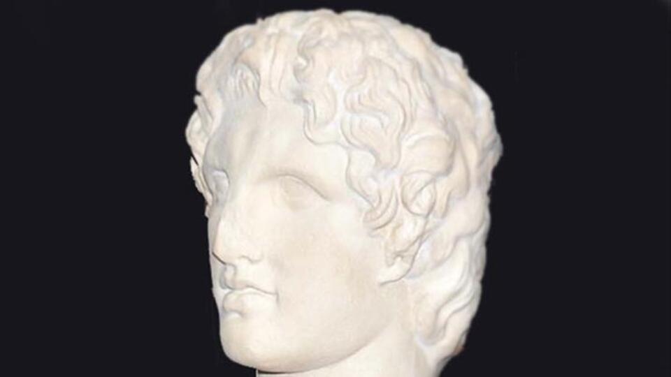 Büyük İskender kaç yaşında öldü?