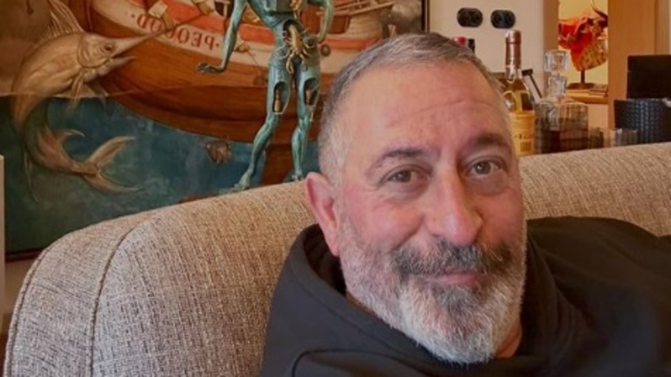 Gelirini bağışladı