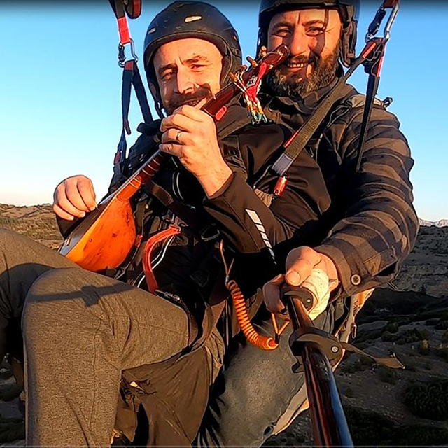 Havada cura çalıp türkü söyledi
