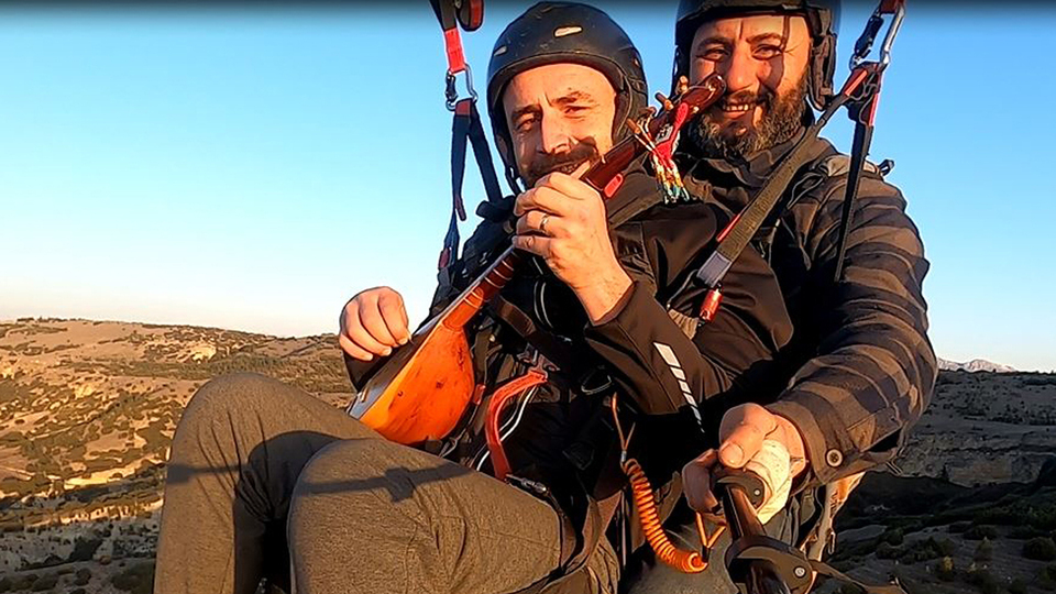Havada cura çalıp türkü söyledi
