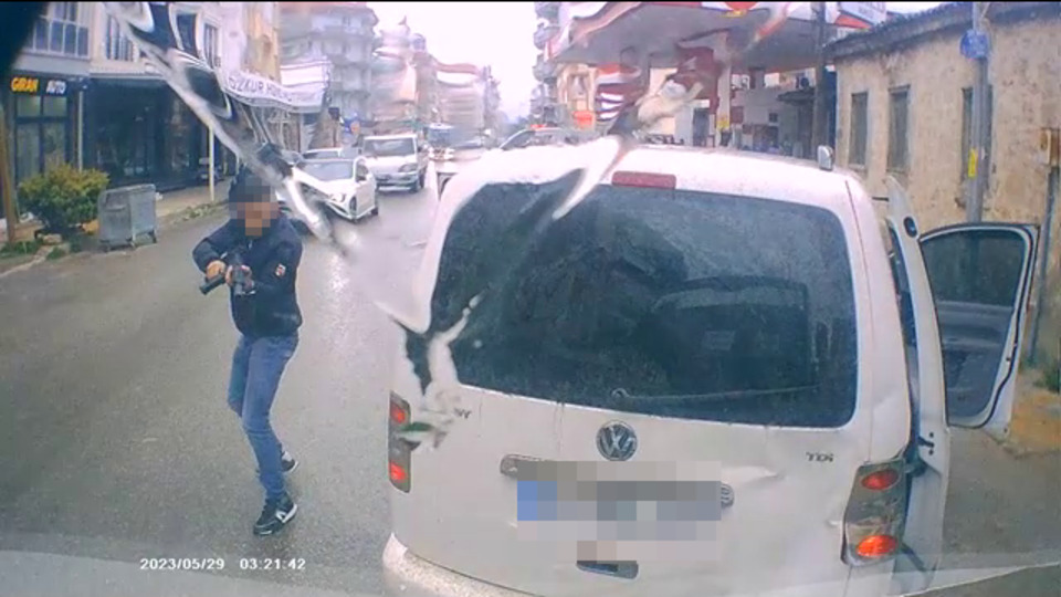 Minibüs şoförüne magandalar saldırdı!