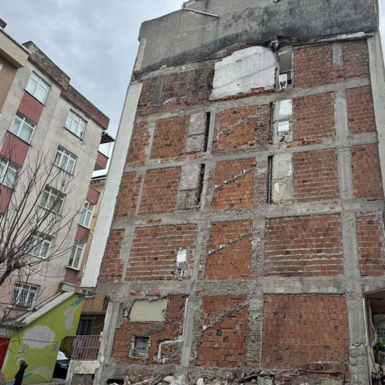 Kepçe yıktı, yan binadaki tuvalet açıkta kaldı