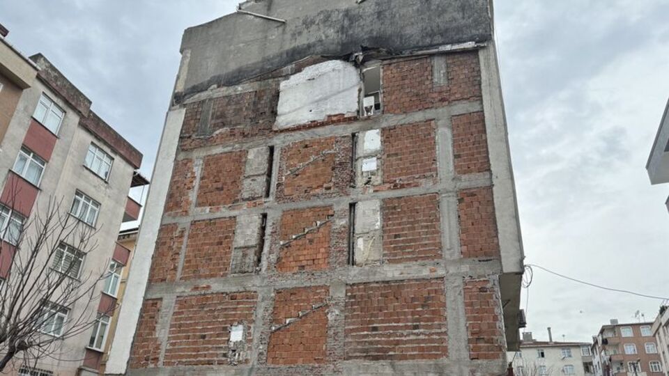 Kepçe yıktı, yan binadaki tuvalet açıkta kaldı