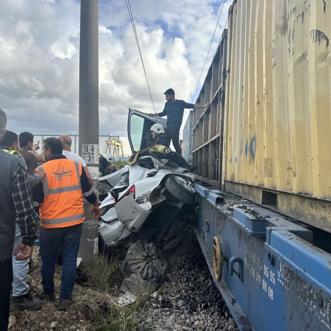 Hatay'da tren otomobile çarptı