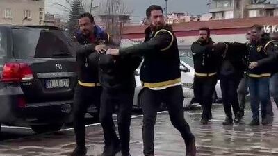 Kıraathanede alıkoyup zorla havale yaptırdılar!