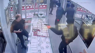 İstanbul'da yaşandı... O anlar kamerada! İki kardeşin soygunu!