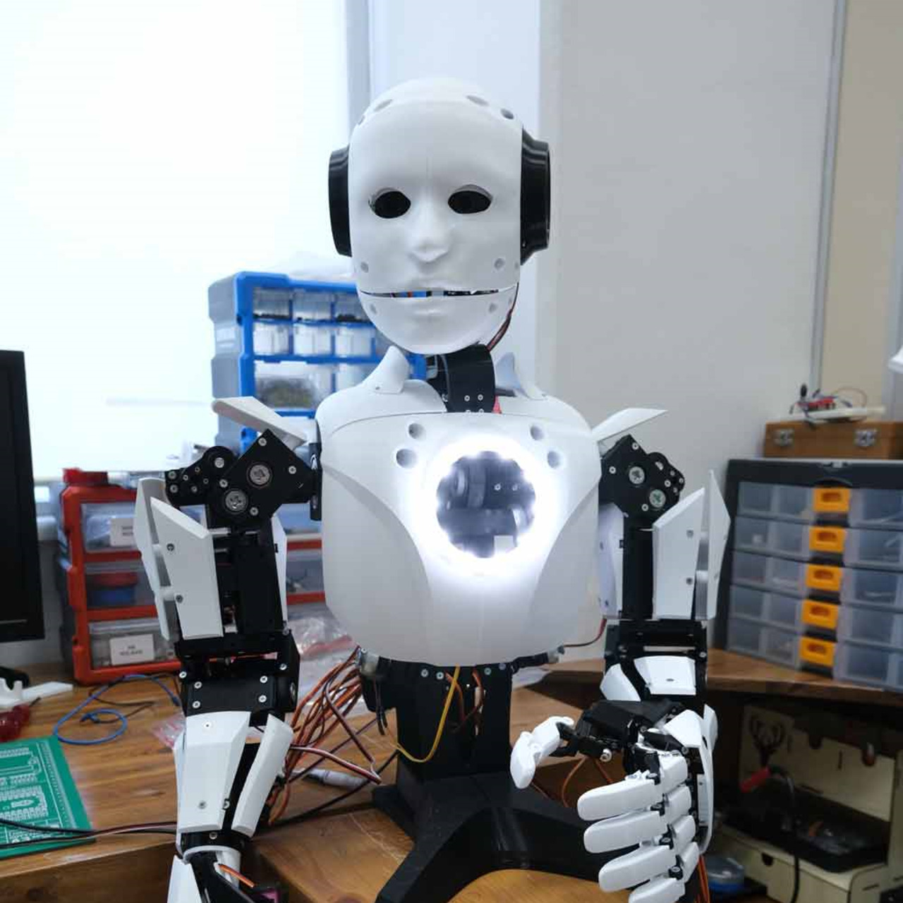 Yapay zekalı Türk robot 'Cuma'