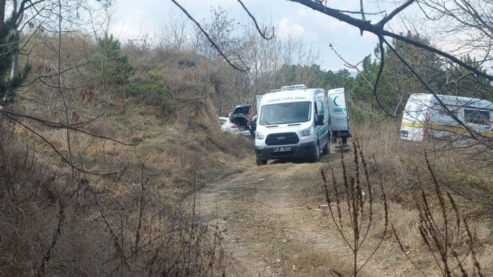 Araçtan atlayan karısını vurdu!