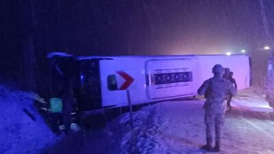 Yolcu otobüsü devrildi: 21 yaralı