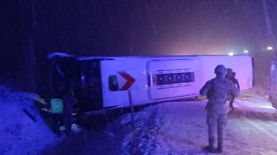 Yolcu otobüsü devrildi: 21 yaralı