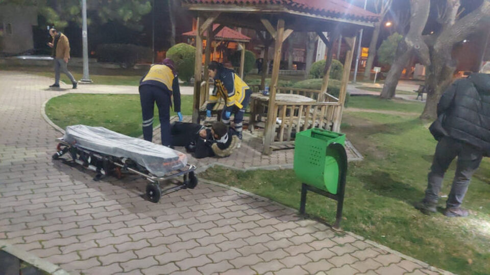 Parkta tüfekle ayaklarından vuruldu