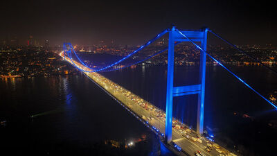 Kolon kanseri farkındalığı için ışıklandırıldı