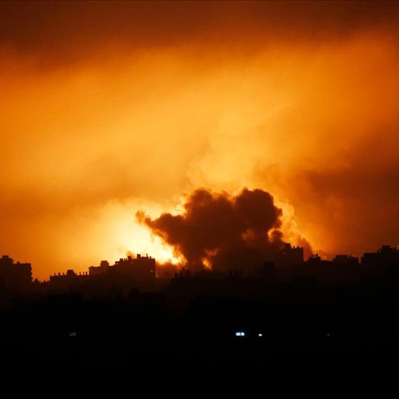 İsrail Gazze'ye gece boyu saldırdı: En az 80 ölü