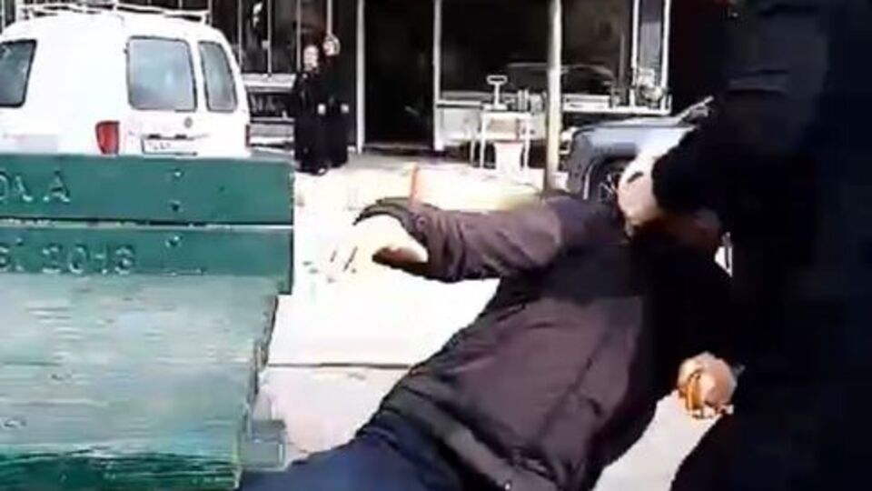 Rahatsız eden adama Osmanlı tokadı