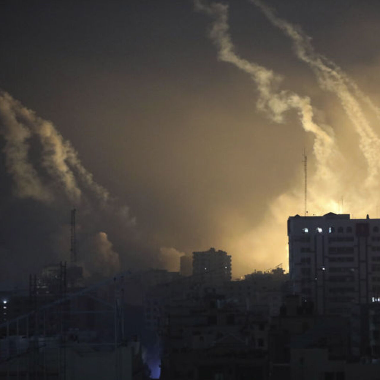 İsrail gece boyu Gazze'ye saldırdı