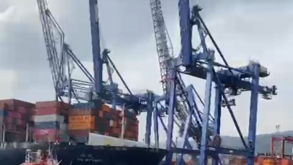 Kocaeli'de geminin çarptığı vinçler devrildi!