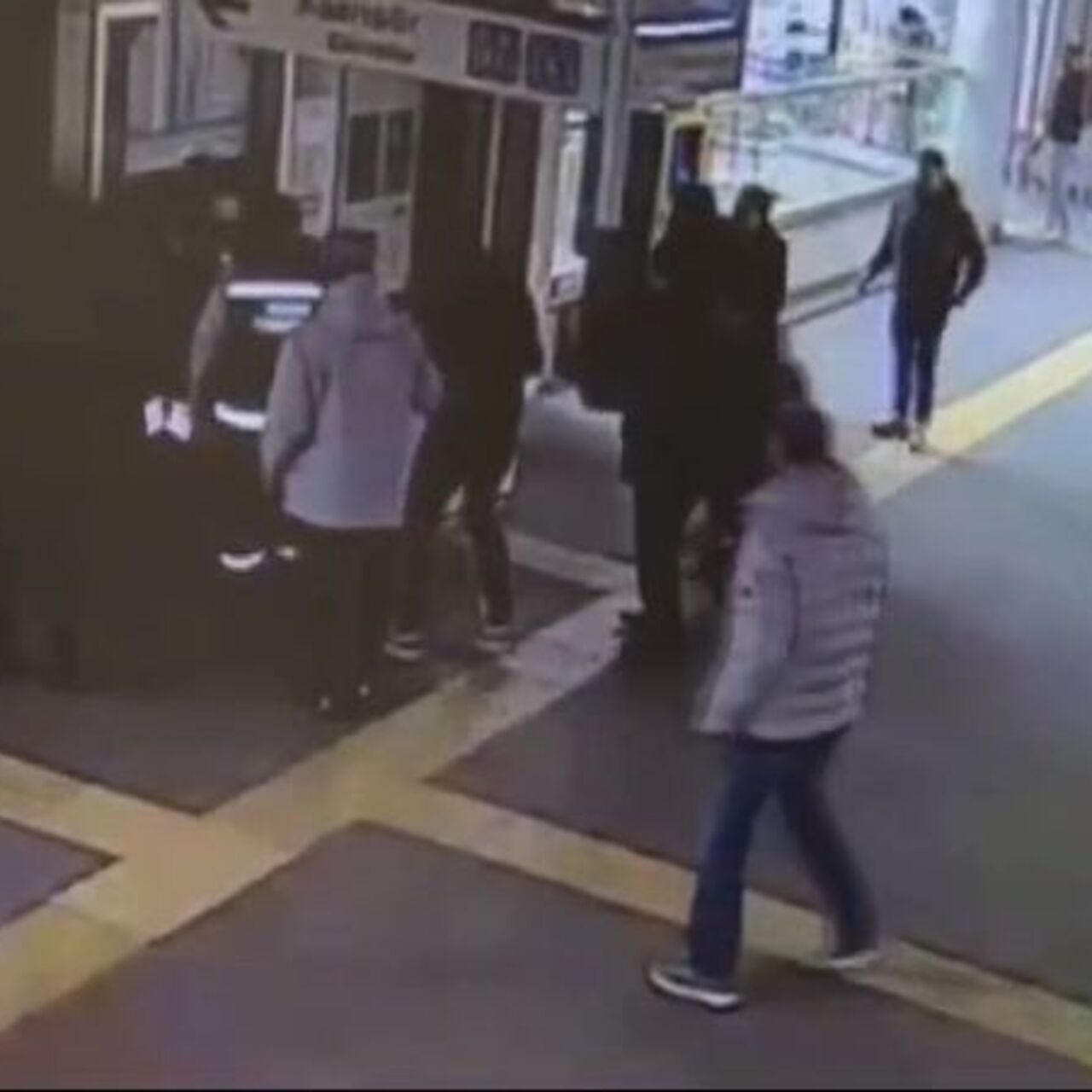 Marmaray istasyonunda bıçaklı saldırı