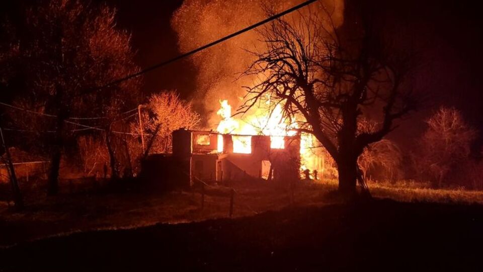 Evinde yangın çıkan şehit annesi yaralandı