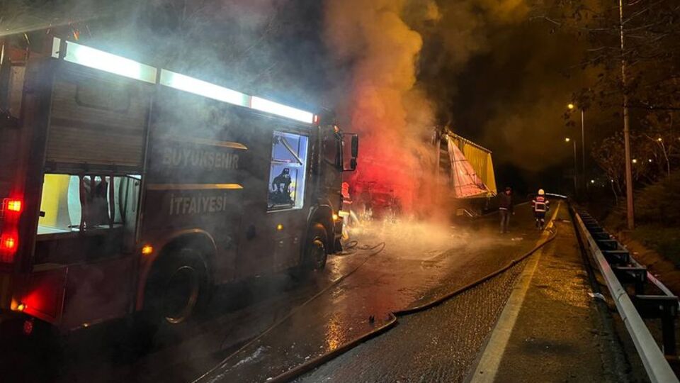 Kimyasal madde yüklü TIR'da yangın çıktı