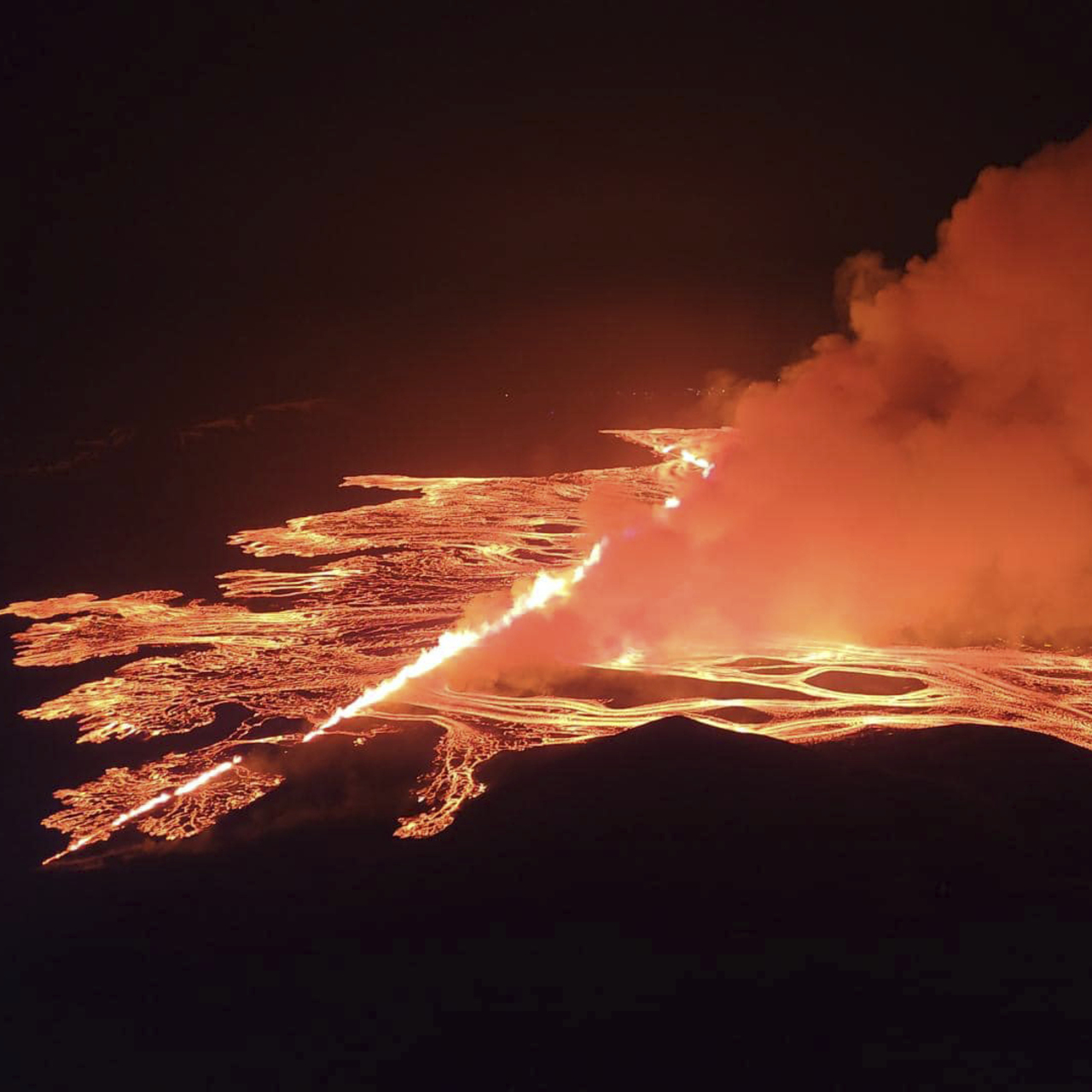 İzlanda'da son 3 ayda 4. yanardağ patlaması