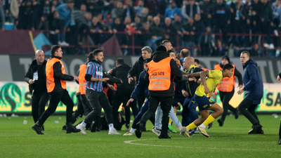 Trabzonsporlu taraftarlar sahaya girdi