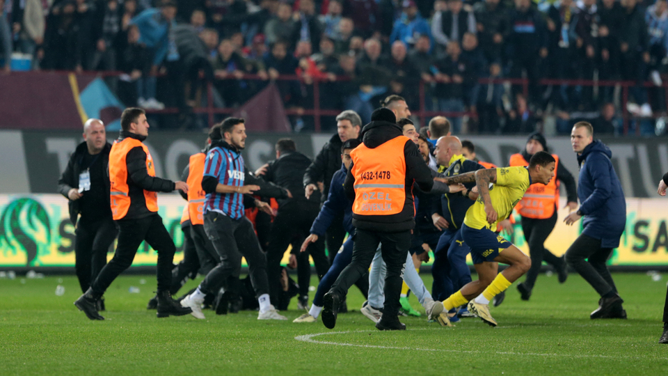 Trabzonsporlu taraftarlar sahaya girdi