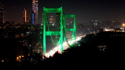 FSM Köprüsü İrlanda Milli Günü için yeşile büründü