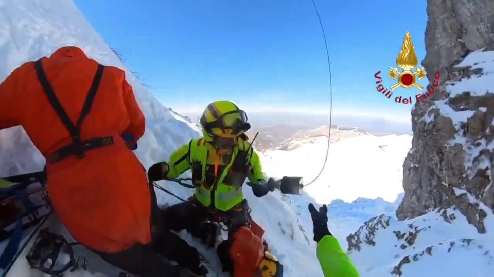 Metrelerce yüksekte mahsur kalan kayakçılar helikopterle kurtarıldı