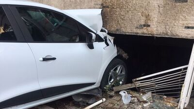 Yayaya çarptı ardından eve daldı