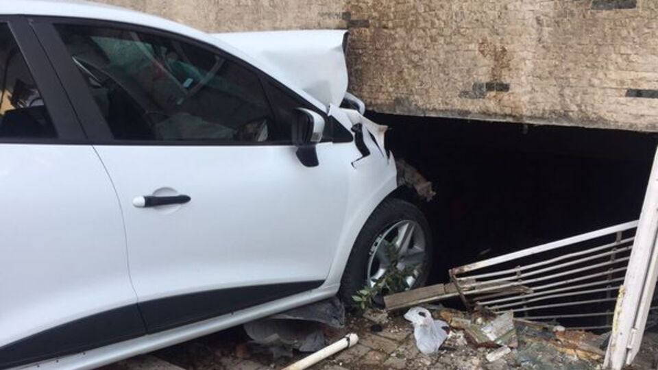 Yayaya çarptı ardından eve daldı