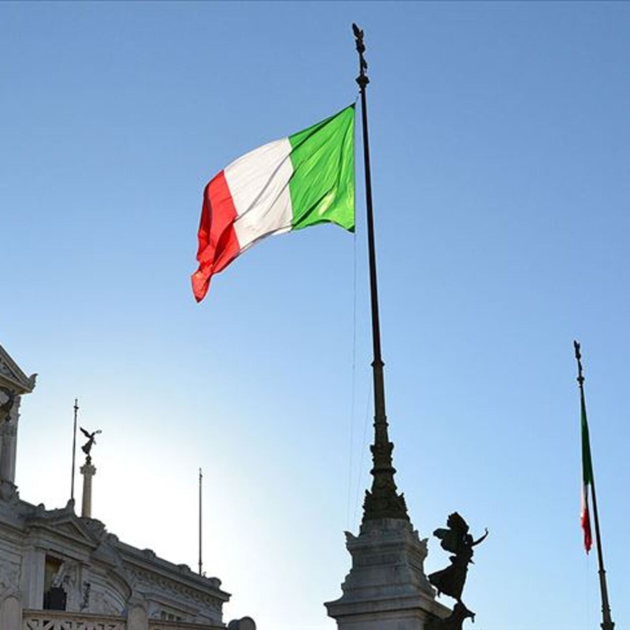 İtalya'da mahkum döven 10 polise gözaltı