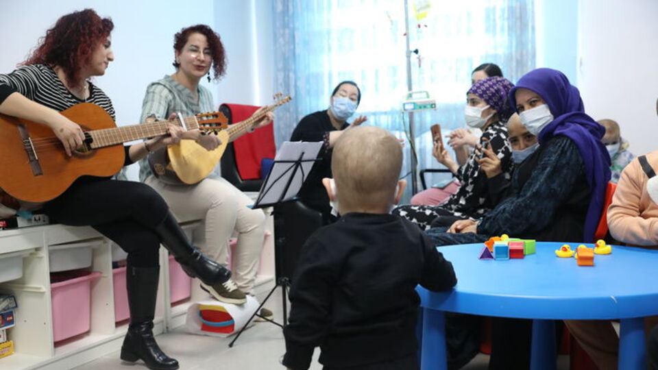 Nilüfer hemşire hem tedavi ediyor hem de şarkılarıyla moral veriyor