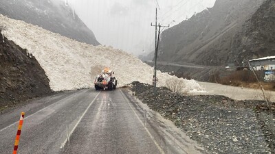 Hakkari'de devasa çığ paniğe yol açtı!