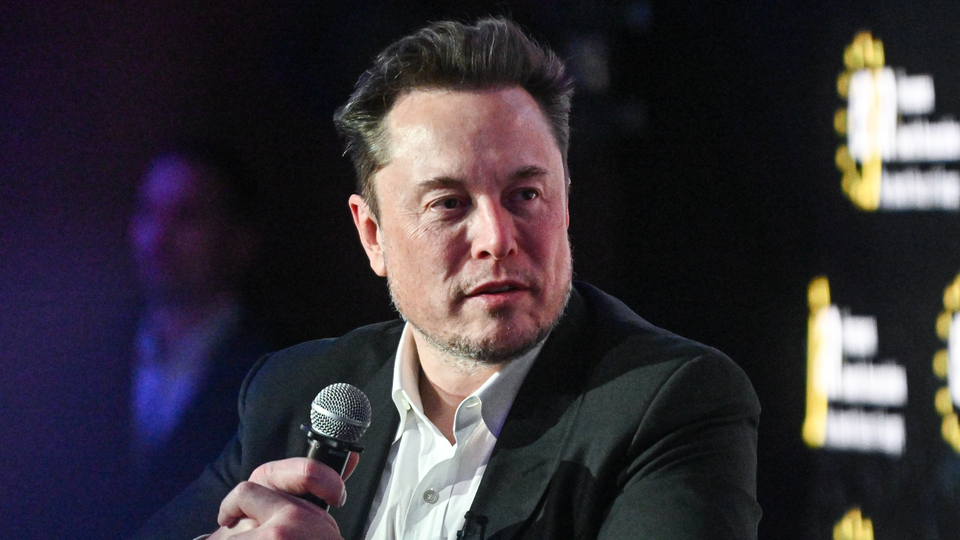 Musk'tan, aşırı sağcı ismin etkinliğinin basılmasına tepki
