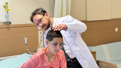 Genç kızın kopan saçlı derisini 8 saatte diktiler!