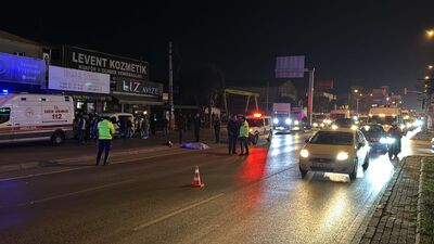 Otomobil yayalara çarptı: 1 ölü, 1 yaralı