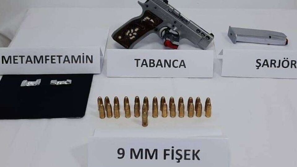 2 kişi sentetik uyuşturucu ve tabancayla yakalandı