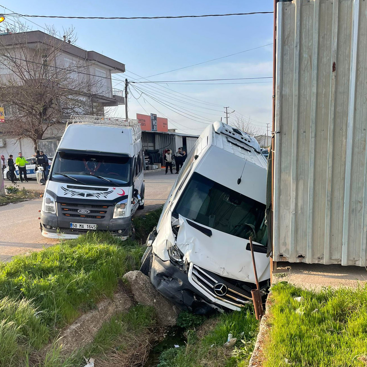 Servis minibüsleri çarpıştı: 9 yaralı