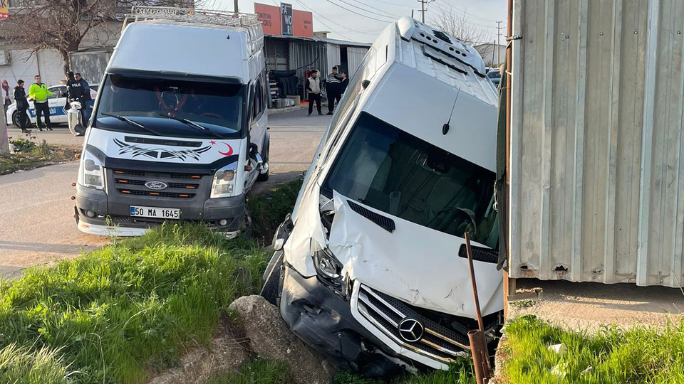 Servis minibüsleri çarpıştı: 9 yaralı