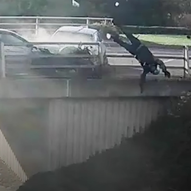 Tartıştığı motosikletliyi otomobille öldürmeye çalıştı
