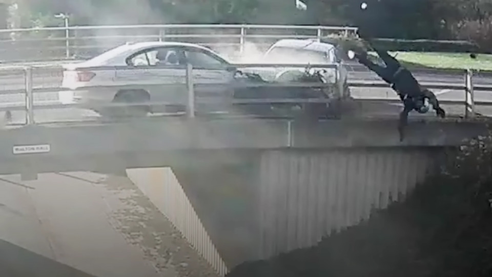 Tartıştığı motosikletliyi otomobille öldürmeye çalıştı