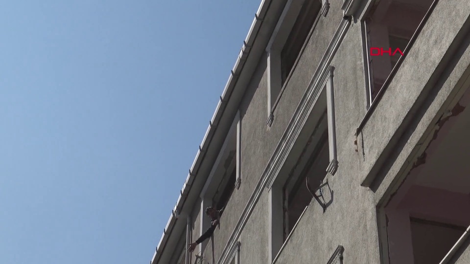 Yıkım sırasında 4'üncü kattan el sallayınca ölümden döndü!