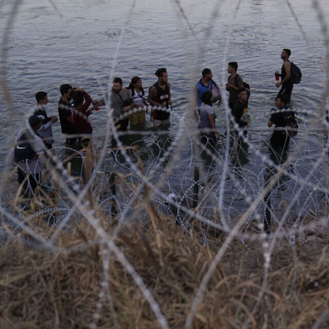 Texas'taki düzensiz göçmenler için aynı günde iki ayrı karar