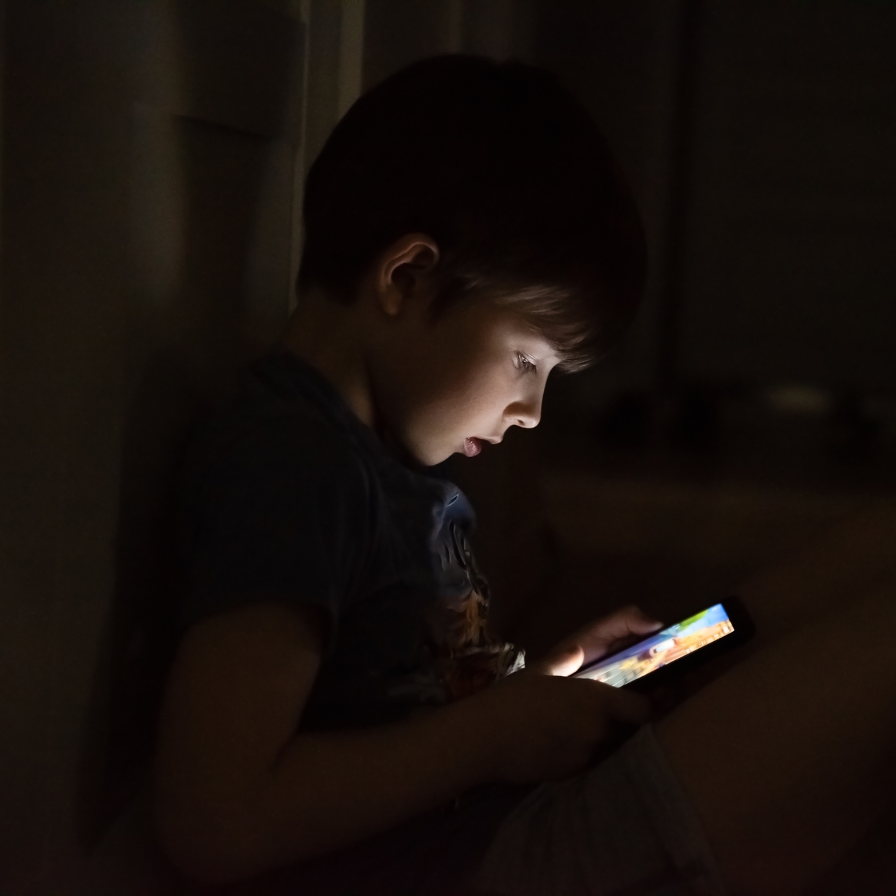 Cep telefonlarına uzun süre bakmak çocuklarda körlüğe yol açabilir