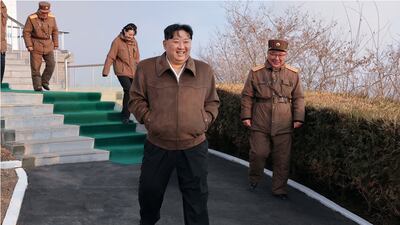 Kuzey Kore lideri bir kez daha silah denetledi